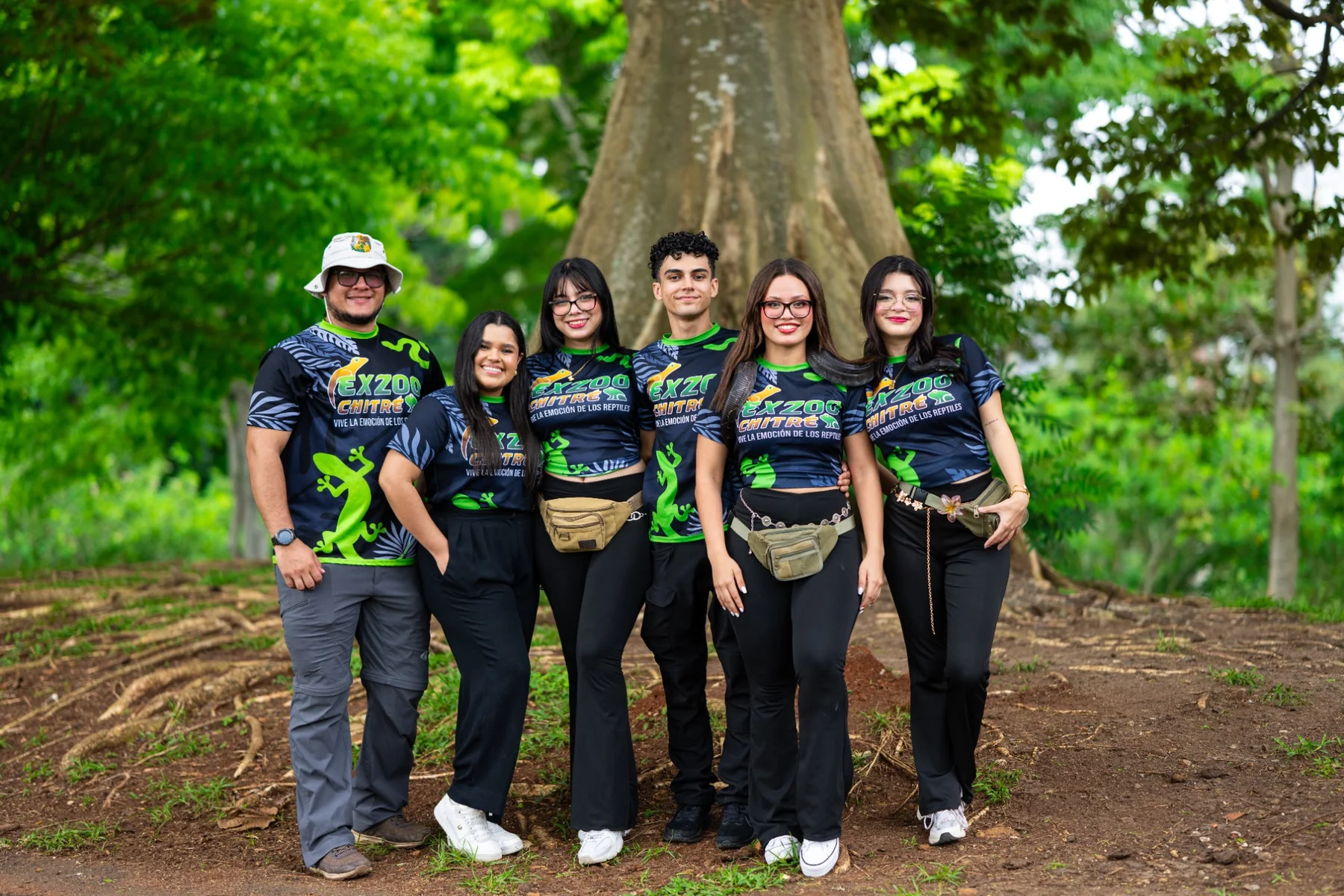 Parte del equipo de Exzoo Chitré reunido en un entorno natural