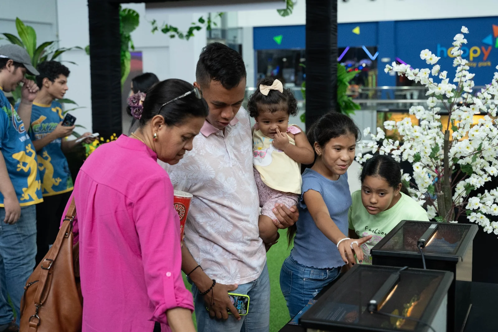 Familia observando los terrarios de Exzoo Chitré durante una actividad educativa
