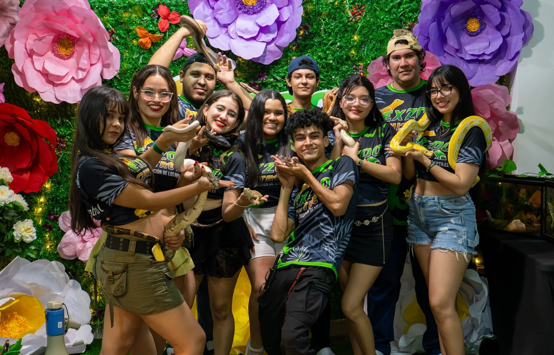 Equipo de Exzoo Chitré con varios reptiles durante la Feria Internacional de Azuero 2026